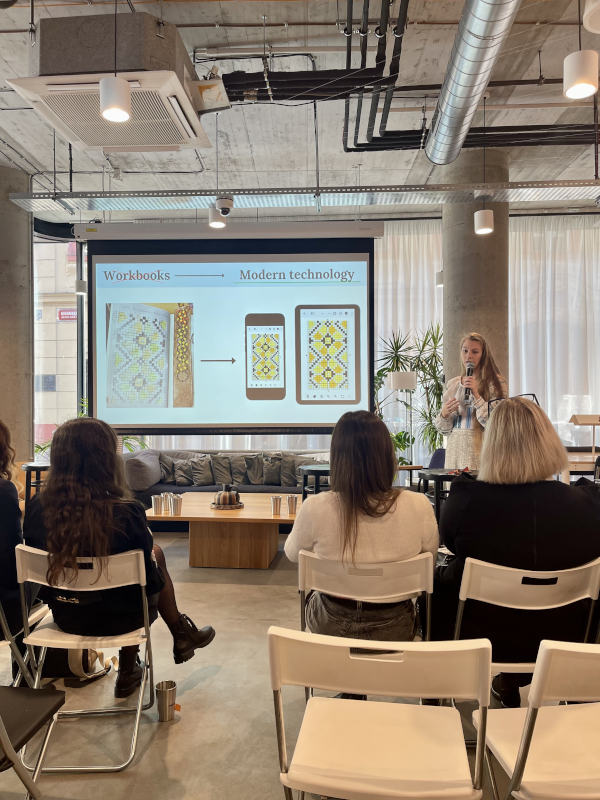Networking among entrepreneurs at the Women in Tech Breakfast